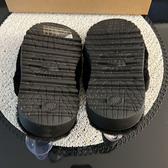 NEW UGG slippers fluffy black 7 - Picture 7 of 10